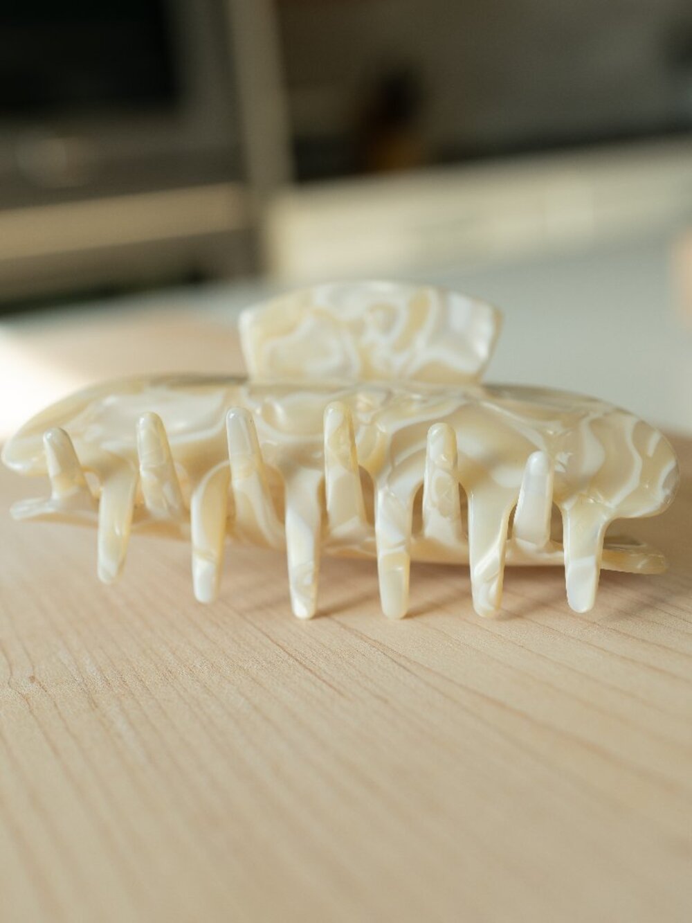 π 2/$20 Cream Acrylic Hair Claw - Picture 5 of 8